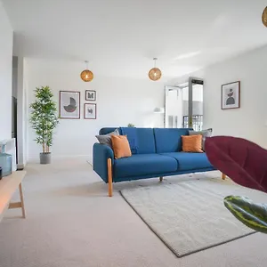https://rowsby-court-stylish-apartment-with-private-parking.cardiffhotelswales.com