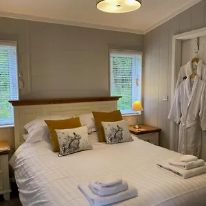 https://hollicarrs-sunflower-lodge.yorkshirehotels.net