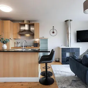 https://apt-modern-penthouse-2-bed-2-bath-sleeps-6-city-centre.belfasthotelsireland.com